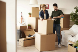 Société de déménagement avec mise des vêtements sur cintre
